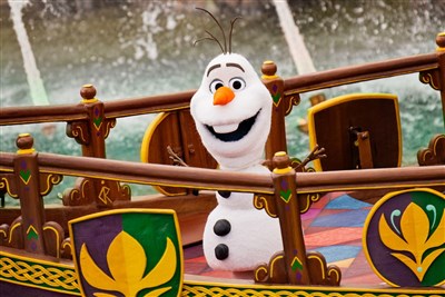 雪寶走出螢幕現身遊樂園 迪士尼打造AI機器人巴黎冰雪奇緣園區亮相