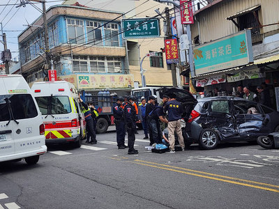 彰化警匪街頭追逐　兄弟檔闖紅燈車禍遭逮