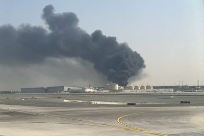 杜拜機場返台航班延誤 旅客目睹燃料槽冒濃煙