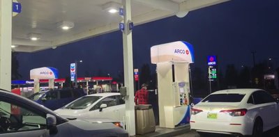 溫哥華人美國邊境加油省錢  學者憂中東局勢助通膨