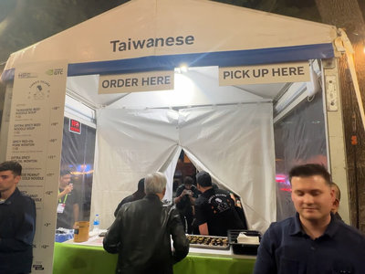 黃仁勳逛GTC夜市  鍾情「台灣攤」嗑涼麵、抄手