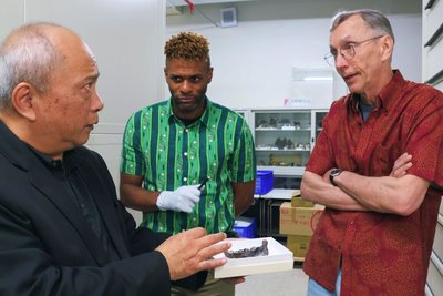 諾貝爾獎得主帕博訪科博館　解密丹尼索瓦人化石