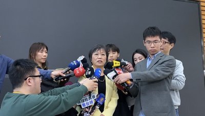 立院受訪爆距離爭議  劉世芳：將精進受訪空間安排