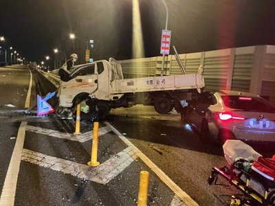 台74小貨車與轎車擦撞後撞護欄又追撞　3傷送醫