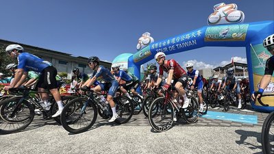 自由車環台公路賽到花東  民眾扮超人為選手加油