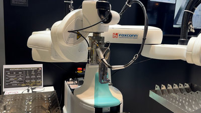 鴻海「刷手機器人」GTC亮相  流暢夾取手術器械