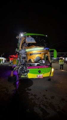 桃園遊覽車撞擊路邊大貨車　21人輕傷