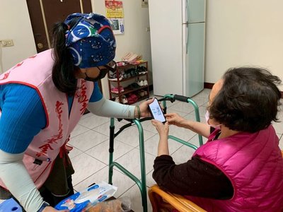 老五老陪獨居長輩學網購 提升生活自主權