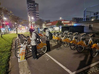 2名緬甸生遭小黃丟包 桃園警教騎YouBike助返家