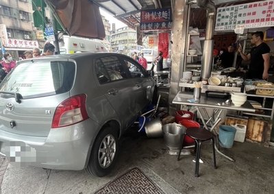 小客車衝入北市信義區麵店　2人受傷送醫