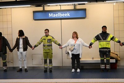 布魯塞爾爆炸案將滿10年 地鐵站百人手牽手悼念