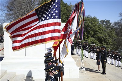 高市早苗訪阿靈頓公墓 川普促日本分擔荷莫茲海峽維安