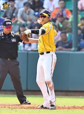 王威晨一軍首次守一壘　5局1次守備機會很罕見