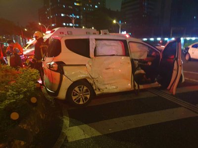 北市中正區車禍　男子疑闖紅燈撞計程車釀5傷