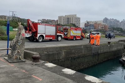 新北后厝漁港汽車墜海事故　警消到場搜救