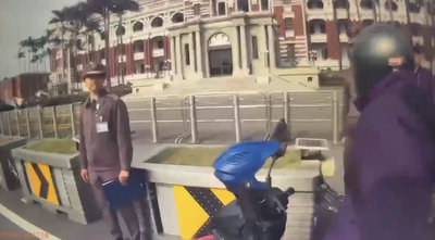 民眾總統府前突大聲喊叫　警消協助送醫治療