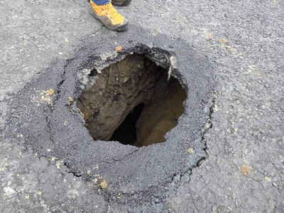 舊排水系統陰井側壁破損  基金三路突現坑洞