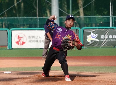 謝國城盃台東紅葉林劭投打俱佳　總教練譽四拍子