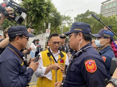 京華城等案一審宣判 場外小草和反對者零星衝突
