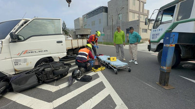 澎湖騎士受困貨車底 吊車路過即時救援
