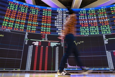 台股早盤上揚逾300點站上月線　權值股漲跌互見