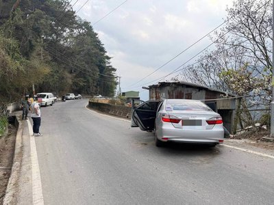 台中和平區車輛自撞護欄　1人傷重不治