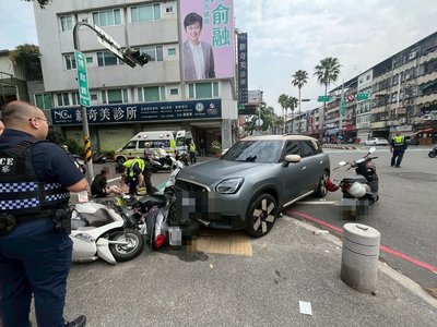 台中轉彎車碰撞再衝待轉區 多輛機車遭殃5人傷