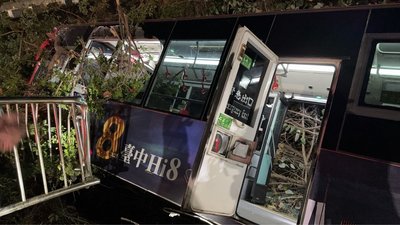 台中公車擦撞護欄翻落邊坡　司機乘客2人送醫