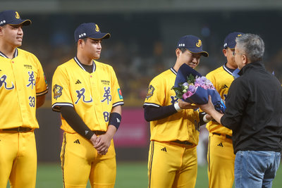 中職開幕戰向經典賽英雄致敬 蔡其昌獻花致謝