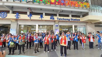 華山基金會邀獨居長輩快閃表演 助盲眼爺爺圓音樂夢