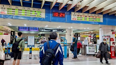 台鐵電車線故障列車大延誤 工會示警人力短缺斷層