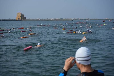 大鵬灣橫渡長泳2公里　15歲泳者率先抵岸