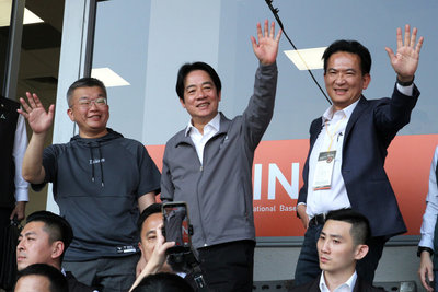 台南亞太棒球場迎首場職棒賽　賴總統觀眾席當球迷