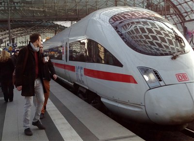 德鐵虧損嚴重長期誤點　交長示警恐造成民主危機