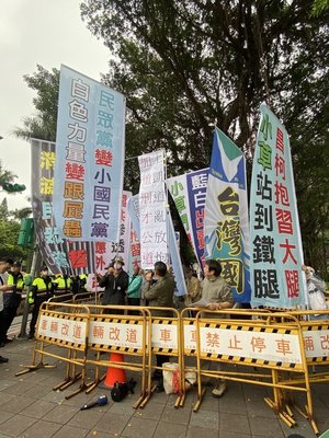 民眾黨凱道集會　台灣國場外批操弄民粹