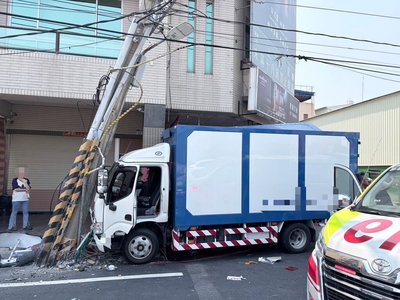 高雄大寮自撞電桿車禍 停電搶修影響800戶