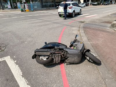 花蓮縣長參選人游淑貞開車擦撞機車  騎士擦傷