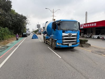 桃園環中東路死亡車禍 外送員騎車滑倒遭水泥預拌車輾過