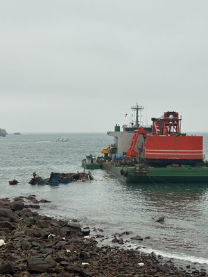 中國籍漁船擱淺馬祖東引　清除作業造成海纜受損