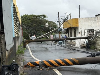 粗心駕駛吊臂拉斷電桿桃園市460戶停電　台電搶修