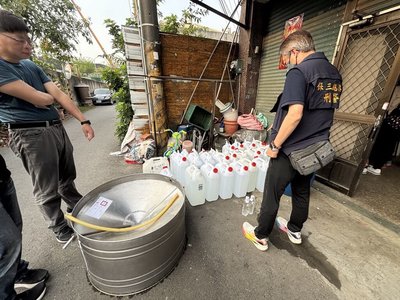 清明需求增 警破彰化私酒工廠查逾3千公升米酒