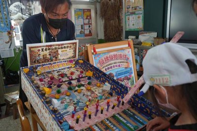 屏東大潭國小台語闖關慶兒童節　師生同樂玩彈珠台