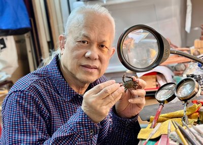 陳逢顯毫芒雕刻展極限　0.2公分金蟹感謝新店溪復育