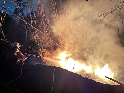 高雄燕巢雜草燒2公頃 消防漏夜搶救撲滅監控殘火