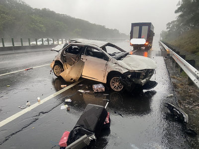 國3北上苑裡段轎車失控撞護欄  釀2死1傷