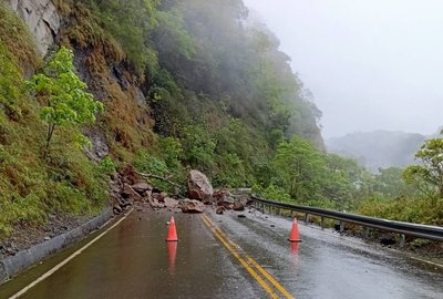 苗栗頭份老翁遭大雨積水圍困　消防橡皮艇救援