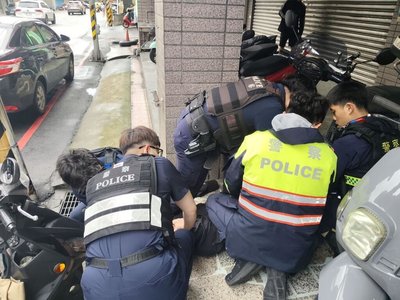 桃園醉男揮舞西瓜刀上街叫囂 楊梅分局6警壓制法辦