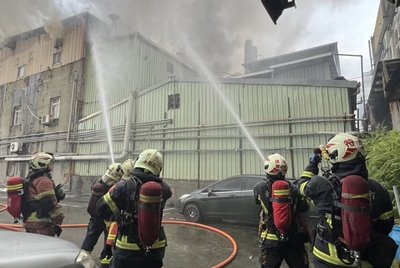 新北新莊工廠起火　警消：貯有化骨水外出戴口罩