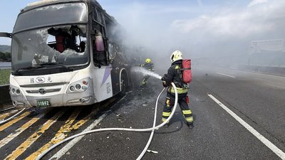 大客車國1南下苗栗段竄火舌　駕駛疏散9乘客無人傷