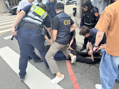 苗栗竹南男子街頭持刀揮舞嚇壞眾人　警壓制送辦